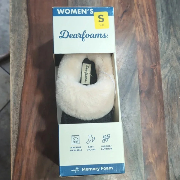 Dearfoams with Memory Foam Slippers - Picture 2 of 3